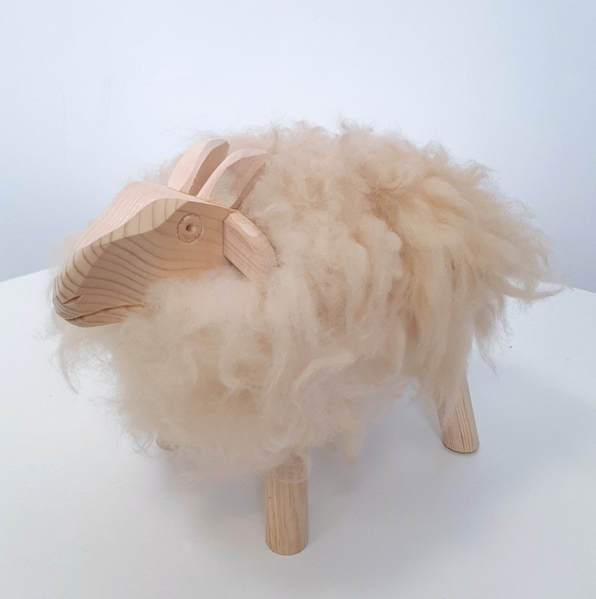 Ovečka z ovčího rouna - 16 x 29 x 23 cm