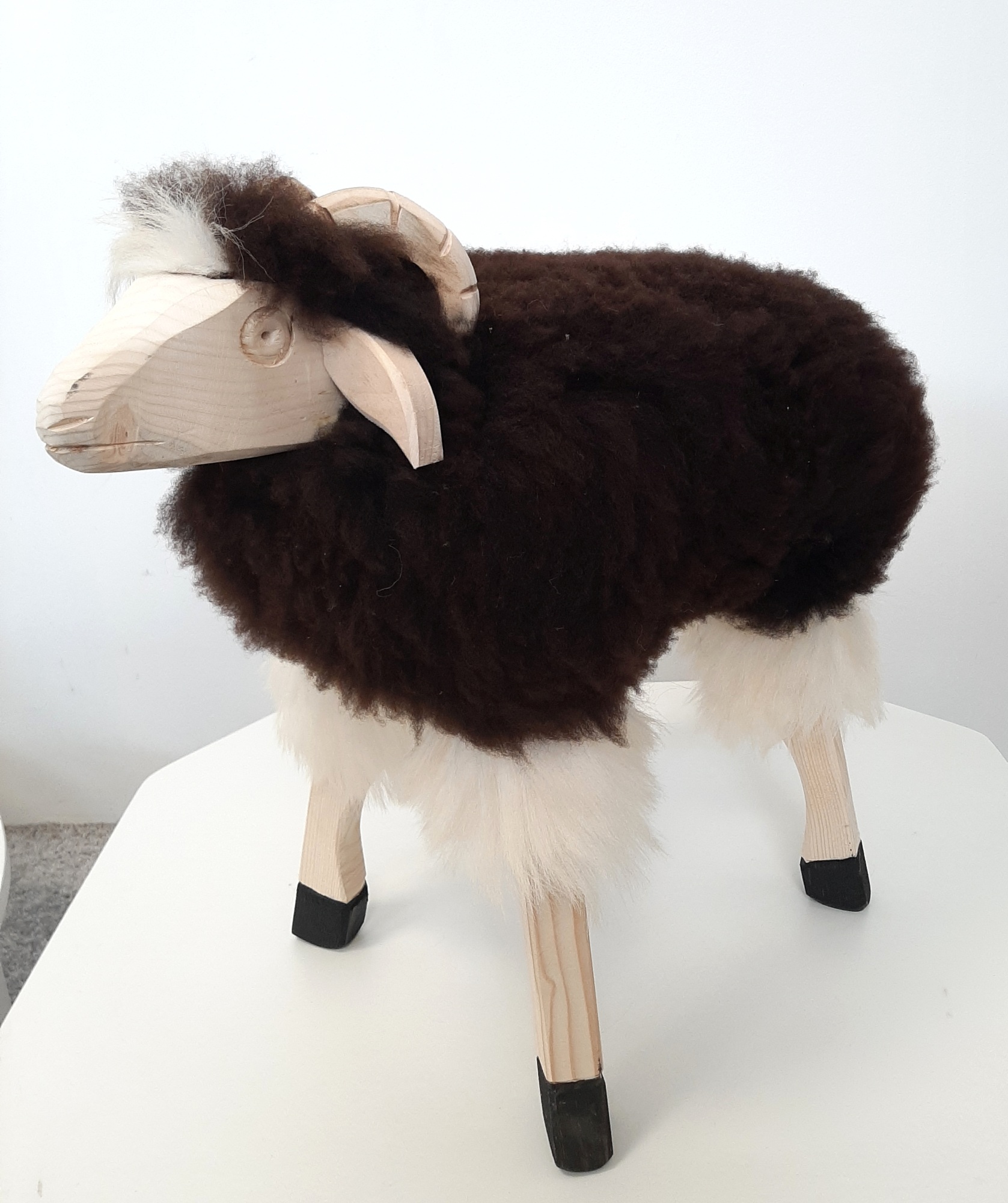 Ovečka z ovčího rouna - 28 x 45 x 49 cm