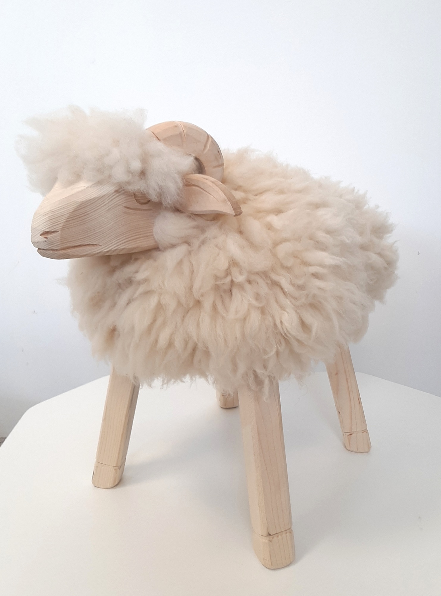 Ovečka z ovčího rouna - 30 x 47 x 47 cm
