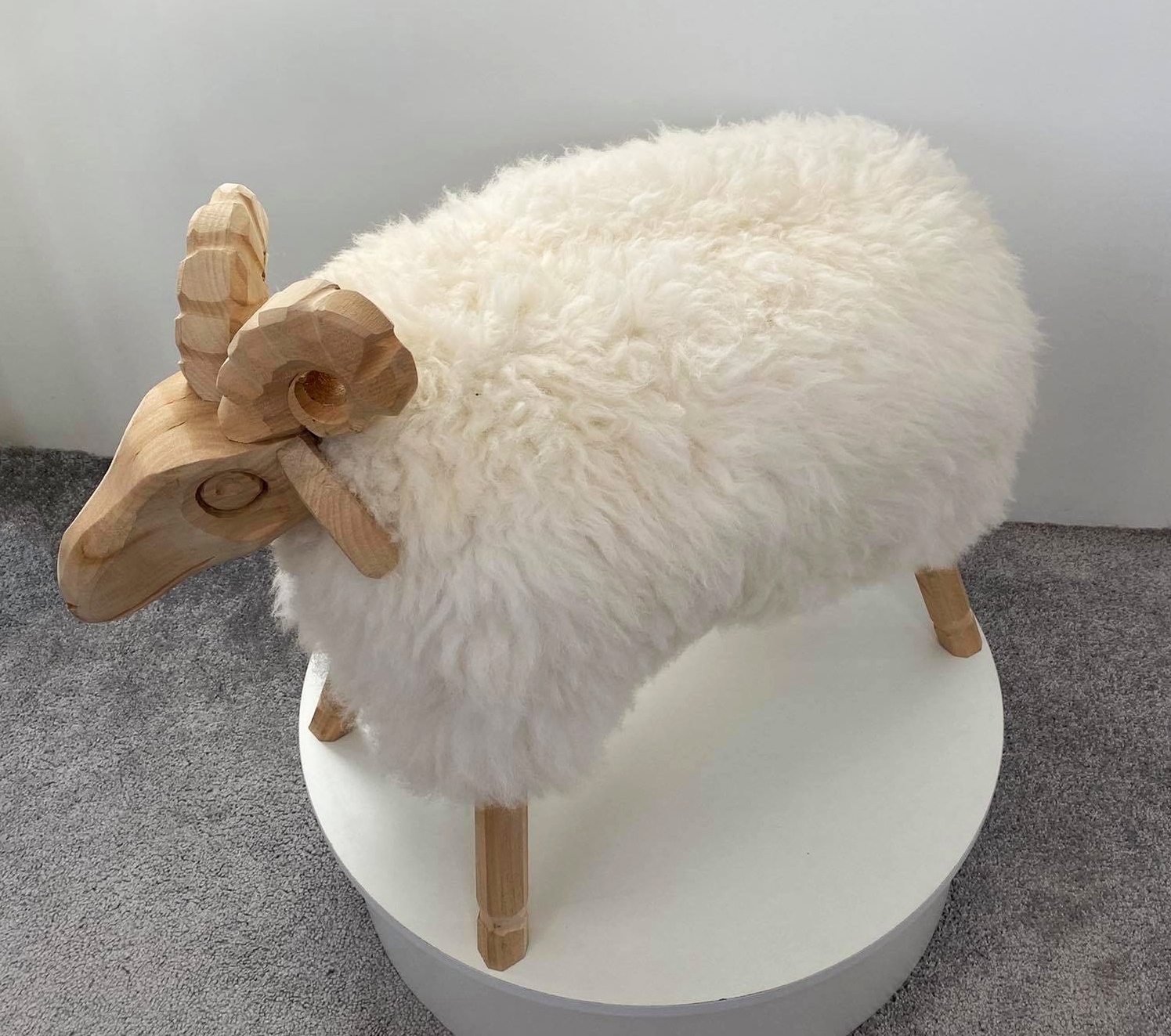 Ovečka z ovčího rouna - velká 60x40x80 cm